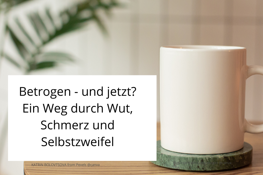 Betrogen am Tisch mit Tasse